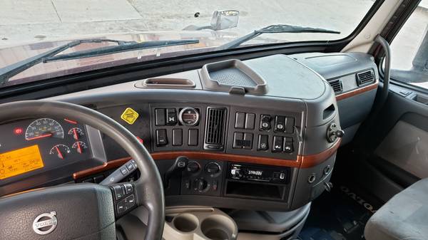 Volvo Semi Truck 2006 - cars & trucks - by owner - vehicle... for sale in Chicago, IL – photo 6