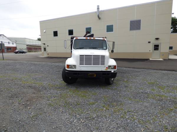 International 4900 Dumpster Truck for sale in Newburgh, NY – photo 4