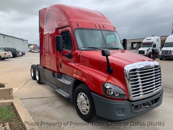 2017 *Freightliner* *Cascadia* *CA125SLP* Red for sale in Dallas, TX – photo 3