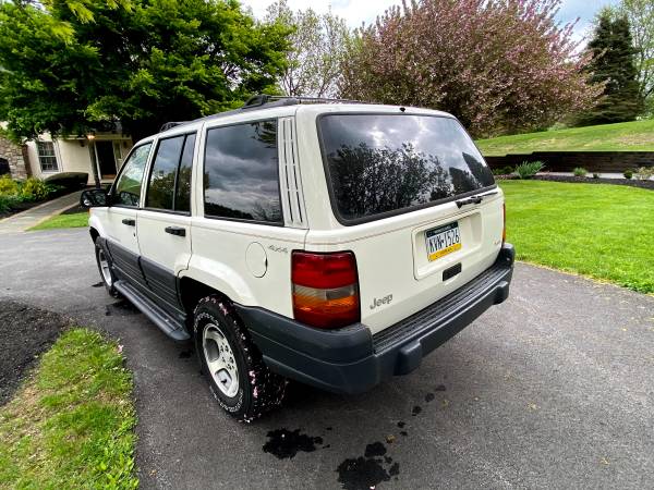 Jeep Grand Cherokee V8 ZJ (Excellent Condition) - - by for sale in Malvern, PA – photo 3