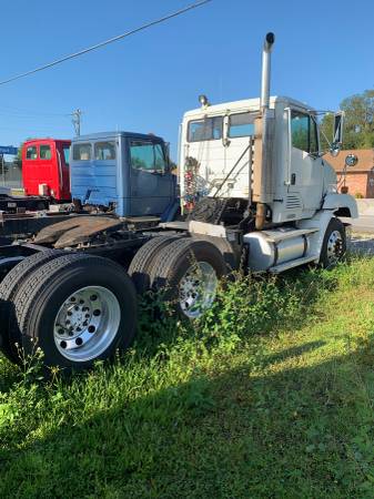 2001 FREIGHTLINER SEMI TRACTOR TRUCK for sale in Palatka, SC – photo 3