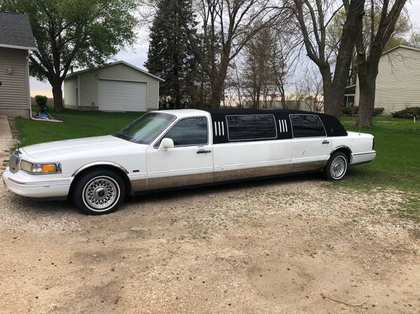 1997 Lincoln Town Car Executive - cars & trucks - by owner - vehicle... for sale in fort dodge, IA – photo 2