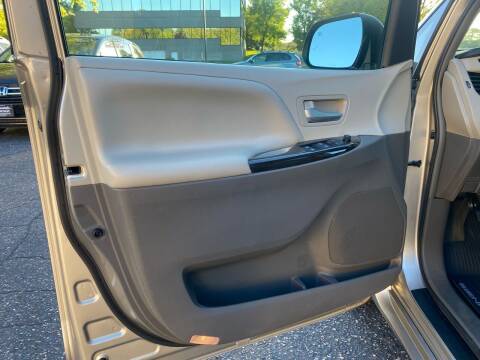 2017 Toyota Sienna XLE 7 Passenger Auto Access Seat 4dr Mini Van for sale in Other, MN – photo 9