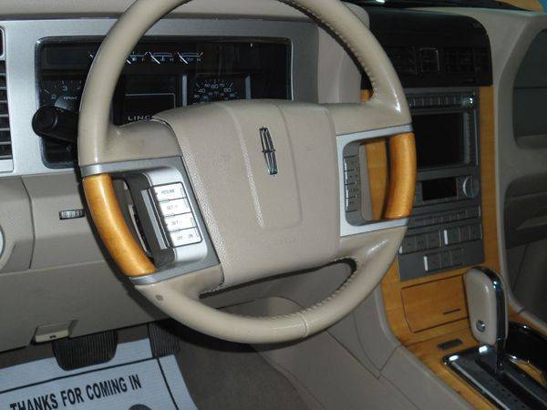 2010 LINCOLN NAVIGATOR LUXURY - FINANCING AVAILABLE-Indoor Showroom! for sale in PARMA, OH – photo 9