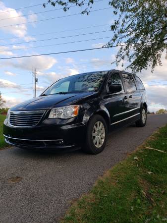 2014 Chrysler Town and county clean loaded for sale in Perry, OH – photo 4