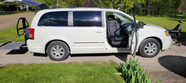 2010 Chrysler Town and Countr for sale in Mount Morris, MI – photo 2