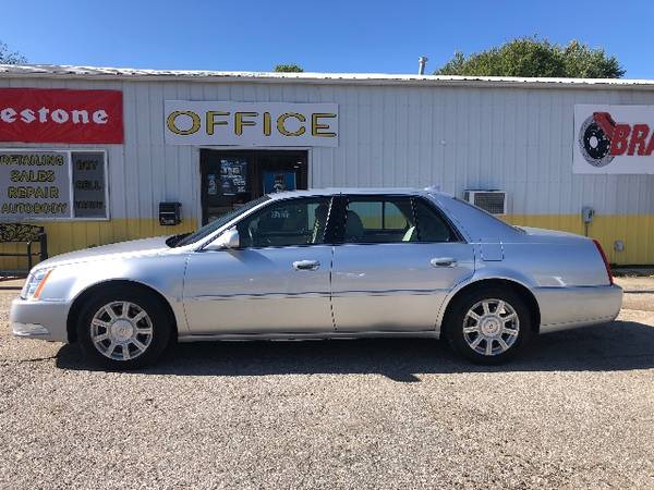 2009 CADILLAC DTS+LEATHER+SERVICED+WARRANTY+FINANCING+FREE CARFAX for sale in CENTER POINT, IA – photo 2