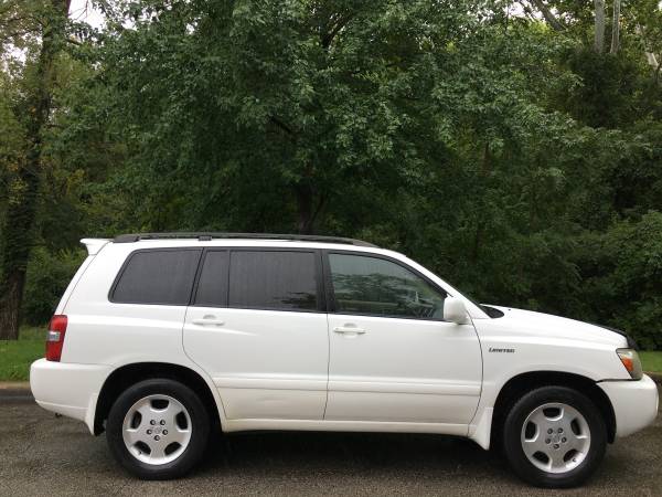 2005 Toyota Highlander 3rd row loaded! - cars & trucks - by dealer -... for sale in Riverside, MO – photo 6