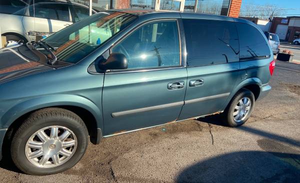 2005 Chrysler town and country - cars & trucks - by dealer - vehicle... for sale in Oak Forest, IL – photo 3