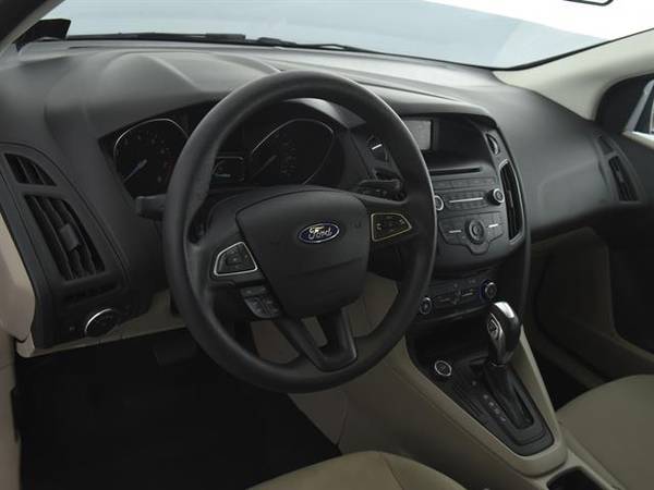 2016 Ford Focus SE Hatchback 4D hatchback Dk. Gray - FINANCE ONLINE for sale in Saint Louis, MO – photo 2