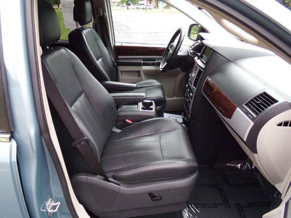 2010 Chrysler Town Country Touring Plus for sale in Madison , OH – photo 17
