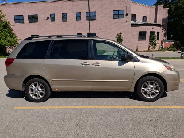 2005 Toyota Sienna LE AWD Power Door DVD Tow-Hitch LOADED One Owner !! for sale in Glenview, IL – photo 6