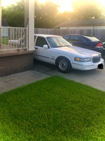 Classic 97-Lincoln Town Car - cars & trucks - by owner - vehicle... for sale in New Orleans, LA – photo 2