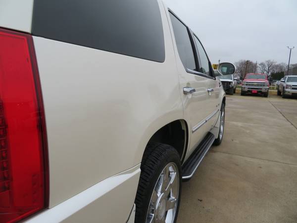 2008 Cadillac Escalade AWD Cleanest One Around - cars & trucks - by... for sale in Waterloo, IA – photo 14
