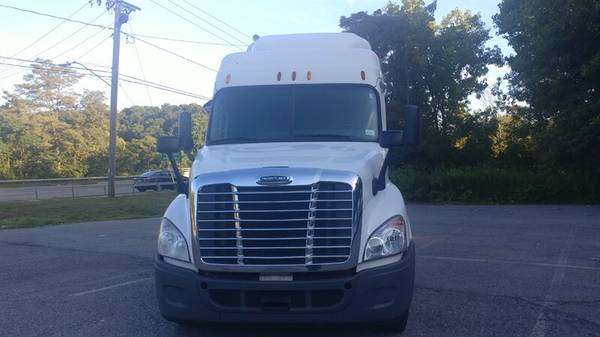 2013 FREIGHTLINER CASCADIA SLEEPER ISX 450 HP ALL CREDIT APPROVALS!! for sale in Wappingers Falls, SC – photo 2