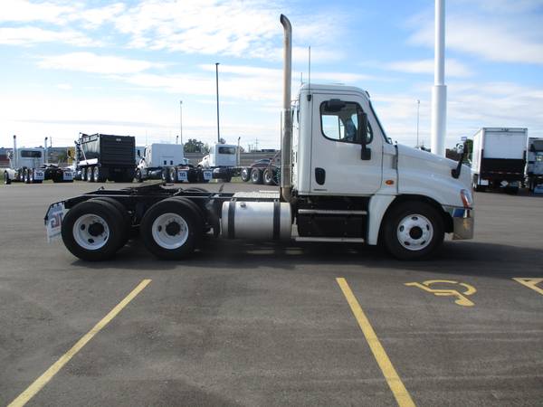◄◄◄ 2012-2014 Freightliner Cascadia 125 Day Cabs ►►► - cars & trucks... for sale in Columbus, OH – photo 2