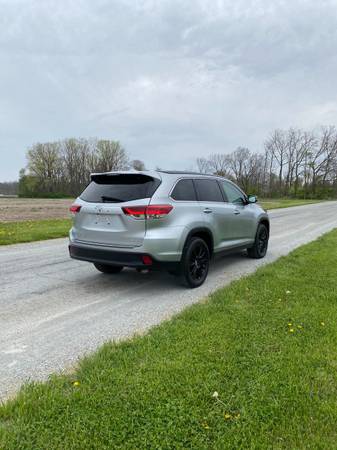 2019 Toyota Highlander SE AWD 16, 500 Miles! Clean CARFAX 1-Owner for sale in NOBLESVILLE, IN – photo 3
