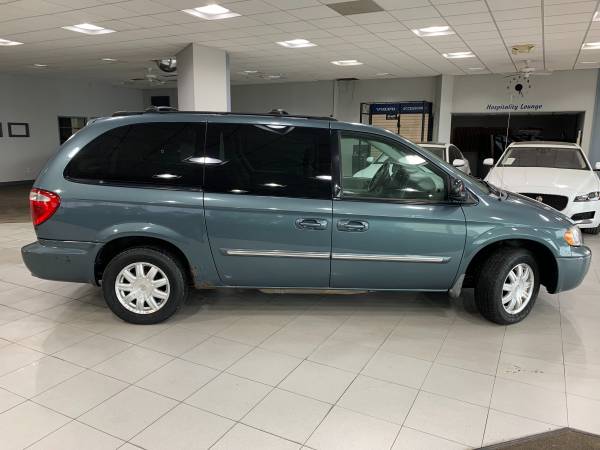 2006 Chrysler Town and Country Touring - - by dealer for sale in Springfield, IL – photo 5