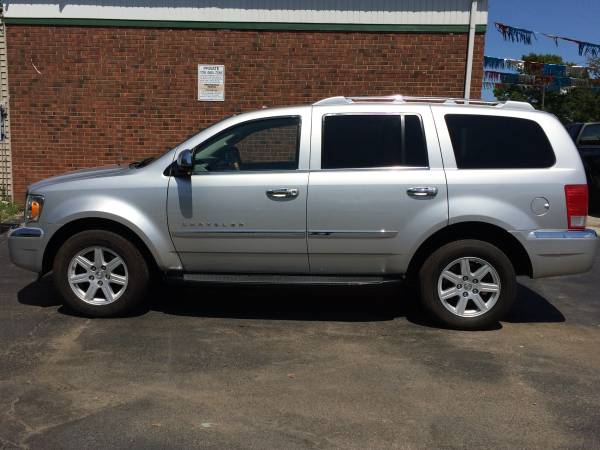 2007 Chrysler Aspen Limited, 3rd Row seating,V-8, 4x4 NO RUST HERE! for sale in Painesville , OH – photo 2