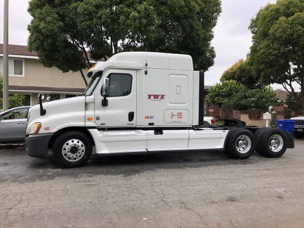 2010 Freightliner Cascadia for sale in Downey, CA – photo 2