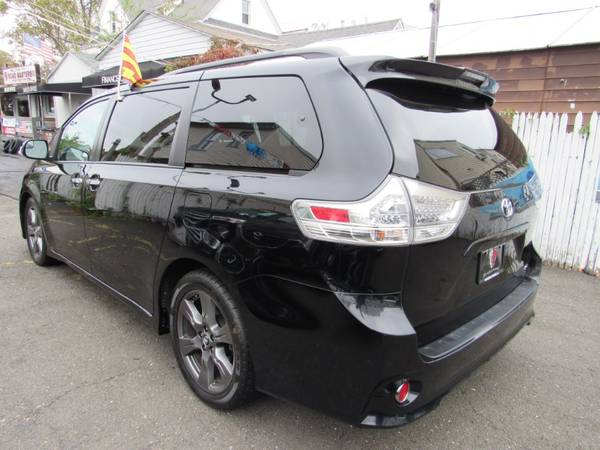 Take a look at this 2018 Toyota Sienna-queens for sale in Middle Village, NY – photo 4