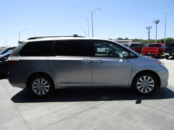 2017 Toyota Sienna LE AWD 7-Passenger Silver S for sale in Omaha, NE – photo 8
