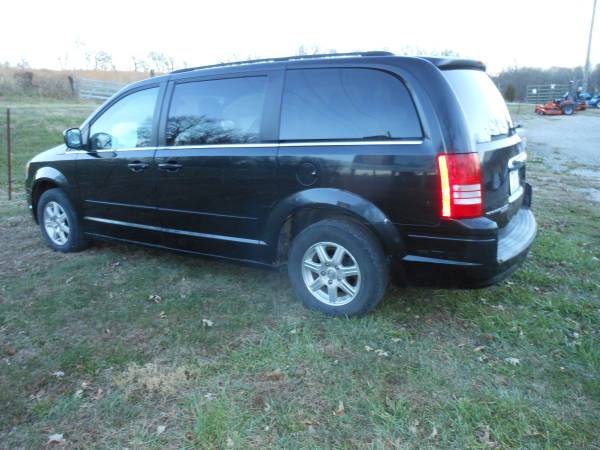 2008 Chrysler Town & Country - cars & trucks - by owner - vehicle... for sale in Warrensburg, MO – photo 3