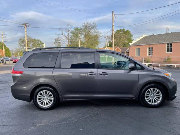 2012 Toyota Sienna XLE FULLY-LOADED ONE-OWNER VERY CLEAN for sale in Saint Louis, MO – photo 4