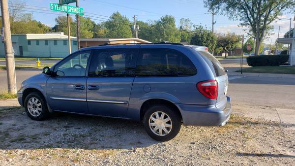 2007 Chrysler Town and Country for sale in Springfield, OH – photo 2