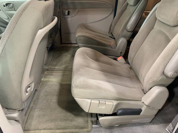 2006 Chrysler Town and Country Touring - - by dealer for sale in Springfield, IL – photo 9