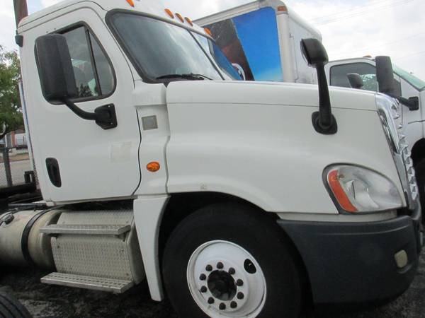 2014 FREIGHTLINER CASCADIA Truck - - by dealer for sale in Saint Louis, MO – photo 3