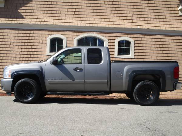2007 Chevrolet Silverado LT 4X4, Clean Carfax, In Excellent for sale in Rowley, MA – photo 2