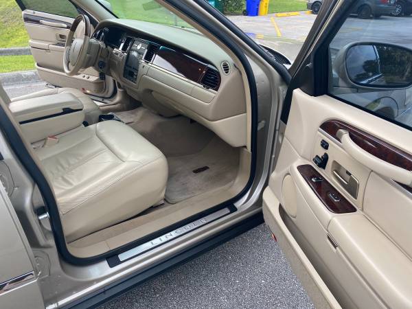 Lincoln Town Car 2008 showroom with Only 86k - - by for sale in West Palm Beach, FL – photo 10