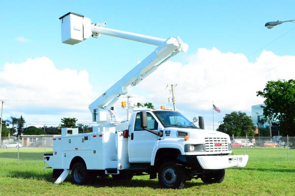 2009 GMC C5500 ALTEC BUCKET TRUCK 4X4 42FT - - by for sale in Other, KY