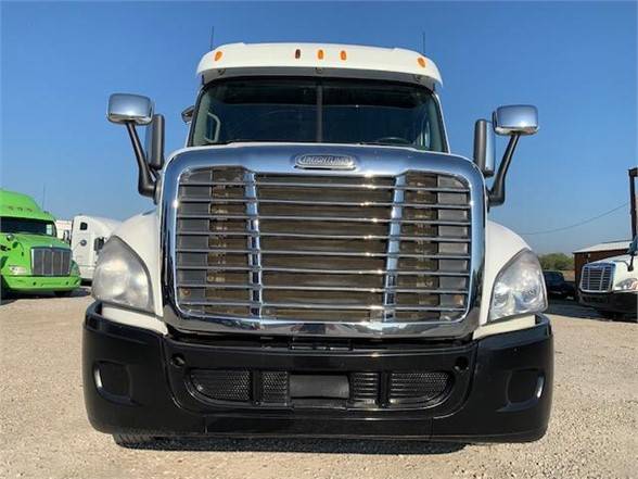 2013 FREIGHTLINER CASCADIA 125 ** FINANCING AVAILABLE ** for sale in Houston, TX – photo 2