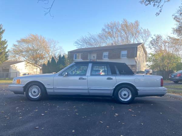 1991 Linclon town car signature series runs and looks excellent -... for sale in Glendale Heights, IL – photo 3