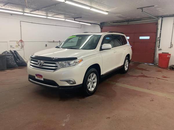 SHARP! 2013 Toyota Highlander with 96, 237 Miles-vermont - cars & for sale in Barre, VT