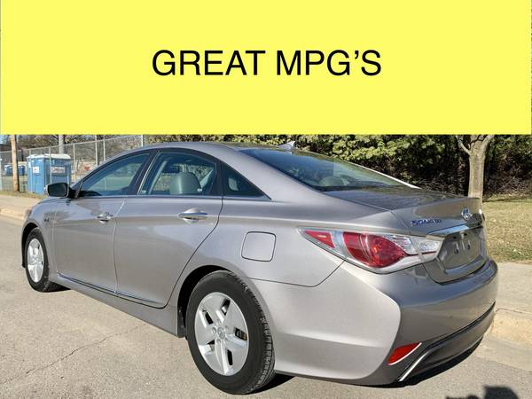 2012 HYUNDAI SONATA HYBRID LIKE NEW !! NEW TIRES!! GREAT MPG'S!! -... for sale in Le Roy, IA – photo 2