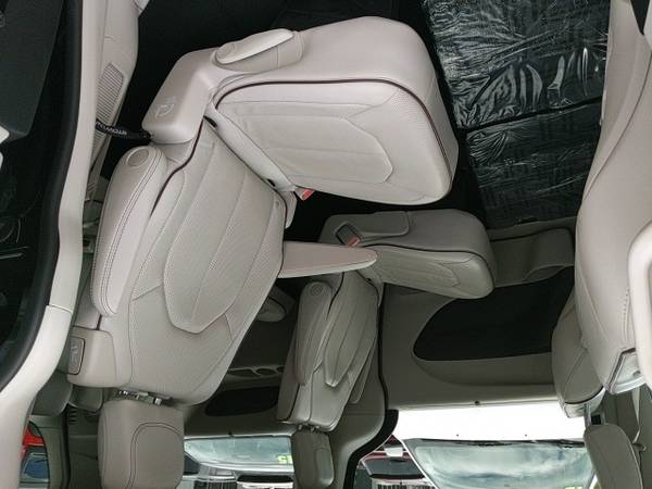 2020 Chrysler Pacifica FWD 4D Passenger Van / Minivan/Van Limited -... for sale in Waterloo, IA – photo 18
