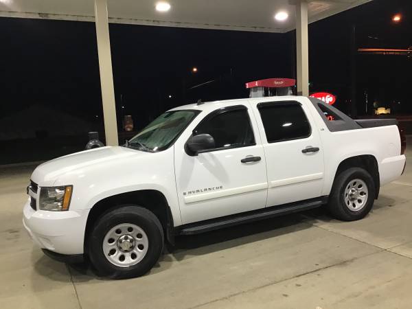 White 2007 Chevy Avalanche LS 4X4 Truck - cars & trucks - by dealer... for sale in Dallas Center, IA – photo 15