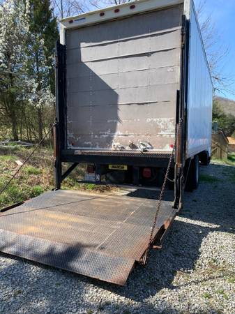 98 International 4700 26 Box Truck with lift gate for sale in New Haven, KY – photo 4