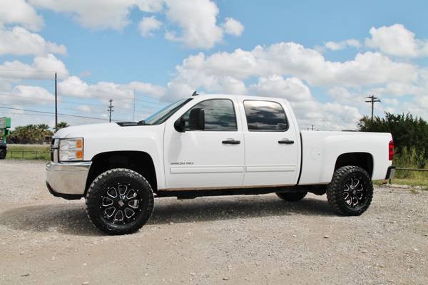 2014 CHEVROLET 2500 LT 4x4 - LOW MILES- DIESEL- COGNITO- NEW 20s &... for sale in Liberty Hill, TX – photo 4