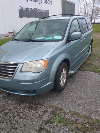 chrysler town & country miniva for sale in Lorain, OH – photo 3