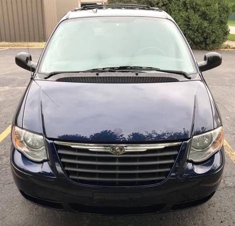 2005 CHRYSLER TOWN & COUNTRY (low miles) for sale in Bridgeview, IL – photo 7
