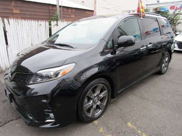 Take a look at this 2018 Toyota Sienna-queens for sale in Middle Village, NY – photo 3