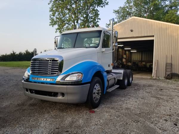 2004 Freightliner Columbia for sale in Manhattan, IL