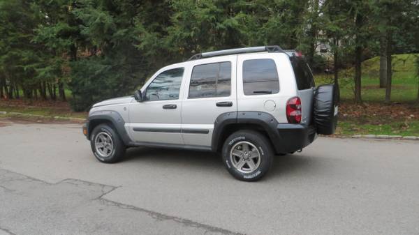 Jeep Liberty Renegade 05 Auto 4x4 fully loaded no rust great shape -... for sale in Trumbull, CT – photo 8