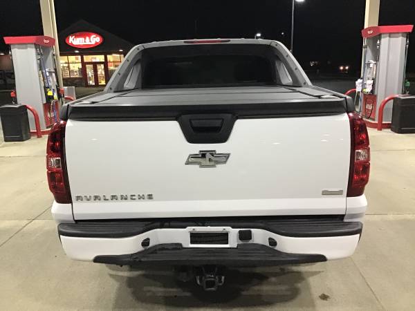 White 2007 Chevy Avalanche LS 4X4 Truck - cars & trucks - by dealer... for sale in Dallas Center, IA – photo 11