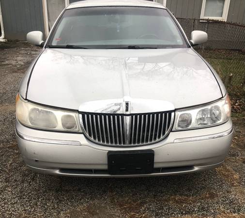 2001 lincoln town car - cars & trucks - by owner - vehicle... for sale in Portage, IL – photo 2