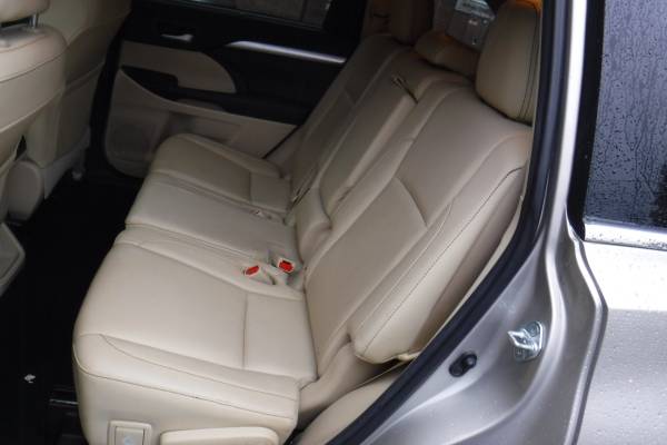 2016 Toyota Highlander XLE, LOADED, Leather, Nav, Moonroof for sale in Orange, MA – photo 11